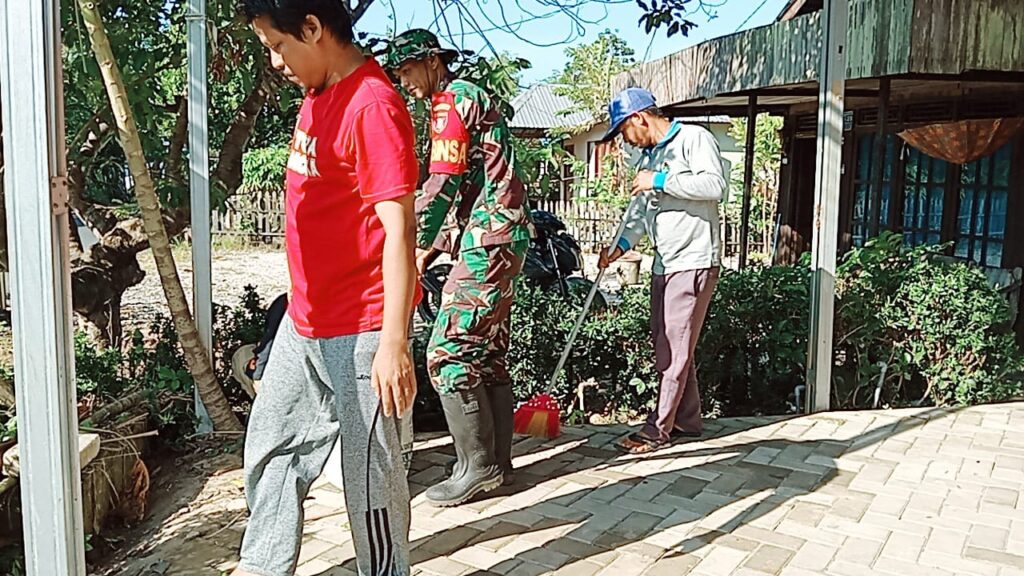 Babinsa Hadir Tanam Padi Perdana Di Program Distan Sekolah Lapang Iklim ( SLI ) Desa Sungai Batang 