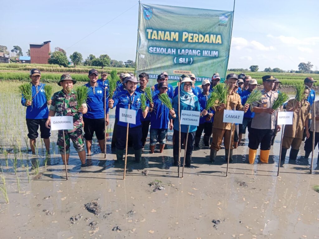 Satu Tujuan Tingkatkan Pola Hidup Sehat ” Babinsa Kertak Hanyar, Aparat Desa Dan Warga Kompak Bantu Bersihkan Lingkungan Rumah Solihin 