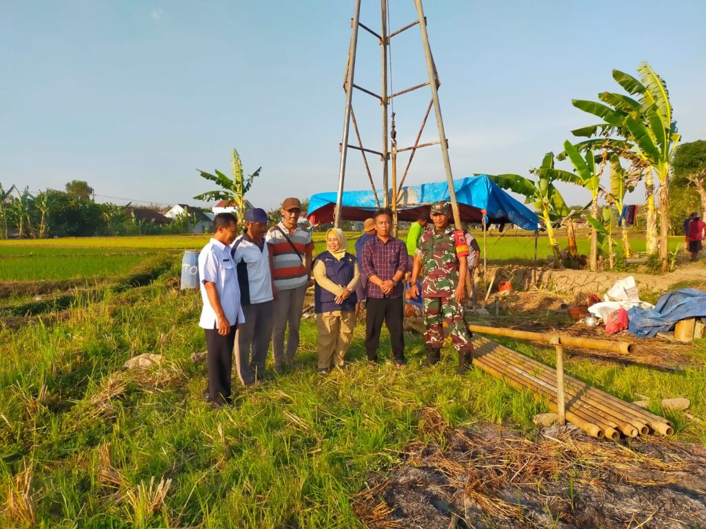 Babinsa Desa Banjarejo Dampingi Pengeboran Sumur Untuk Pertanian