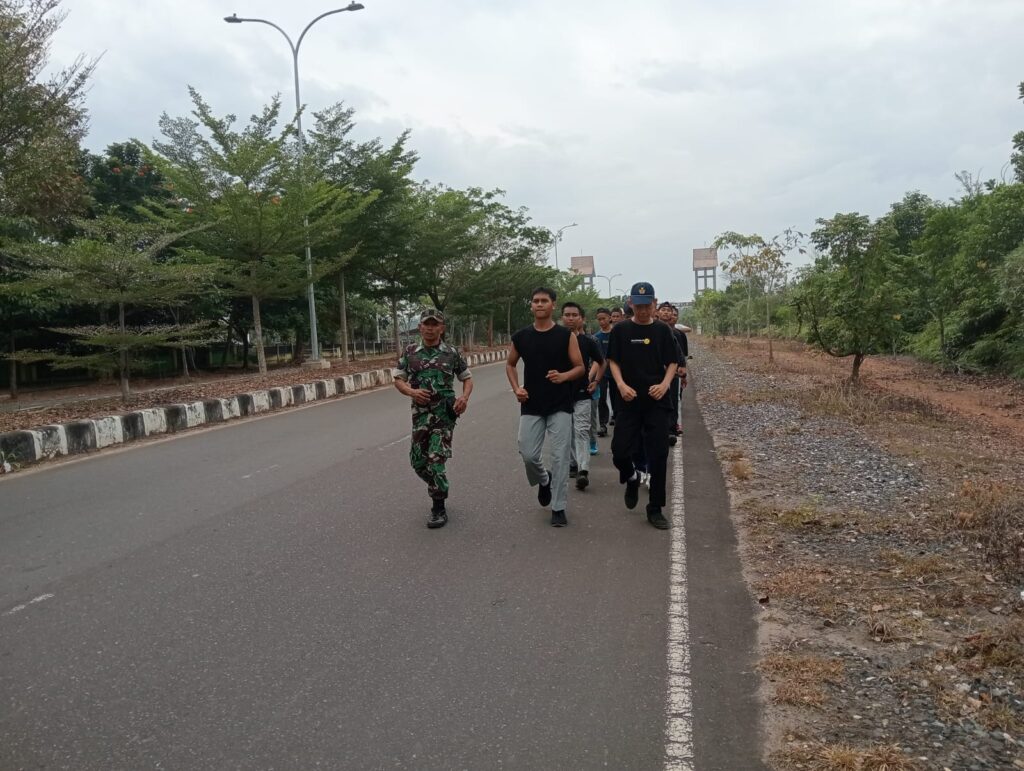 Babinsa Liang Anggang Berikan Wasbang, Pelatihan PBB Mental Dan Fisik Siwa SMKN Bakti Bangsa 