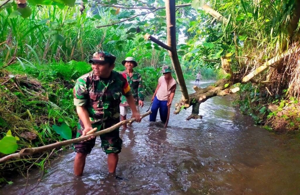 Aksi Positif Babinsa Dan Warga Gaprang, Motori Persatuan Dan Kesatuan Dalam Bentuk Pembersihan Saluran Air