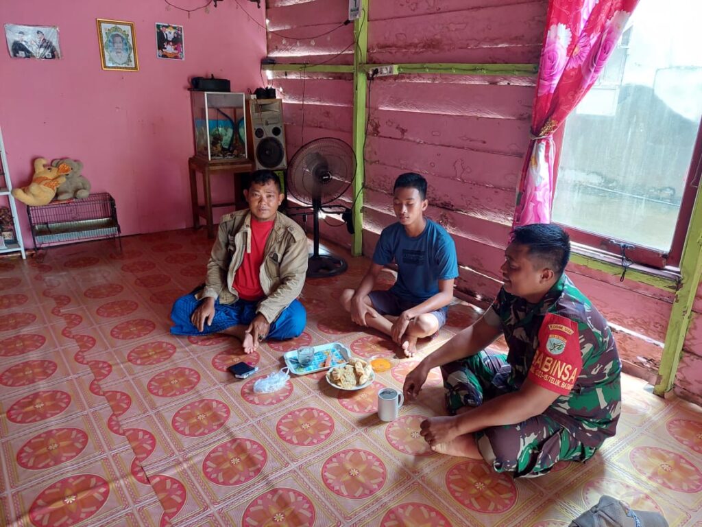 Ciptakan Kondisi Wilayah Yang Aman Dan Damai Jelang Pemilu, Babinsa Koramil Teluk Batang Rutin Jalin Komunikasi.