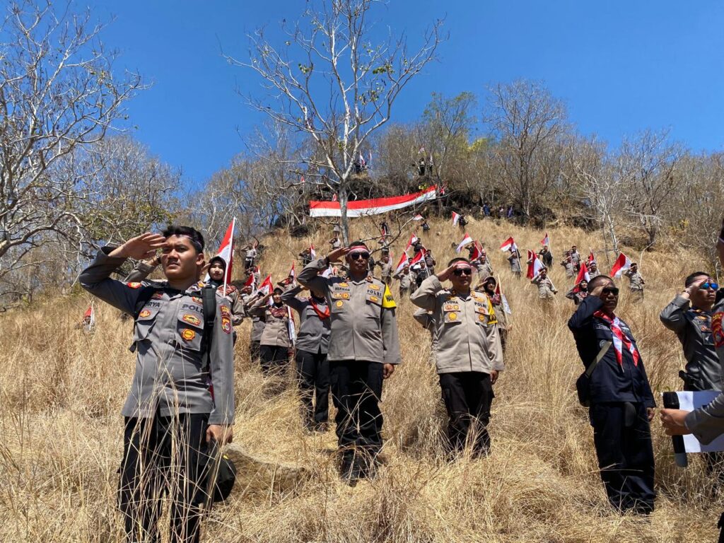 Kapolres Bima Kota Pimpin Pengibaran Ratusan Sang Saka Merah Putih di Puncak Pulau Kambing