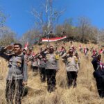 Kapolres Bima Kota Pimpin Pengibaran Ratusan Sang Saka Merah Putih di Puncak Pulau Kambing