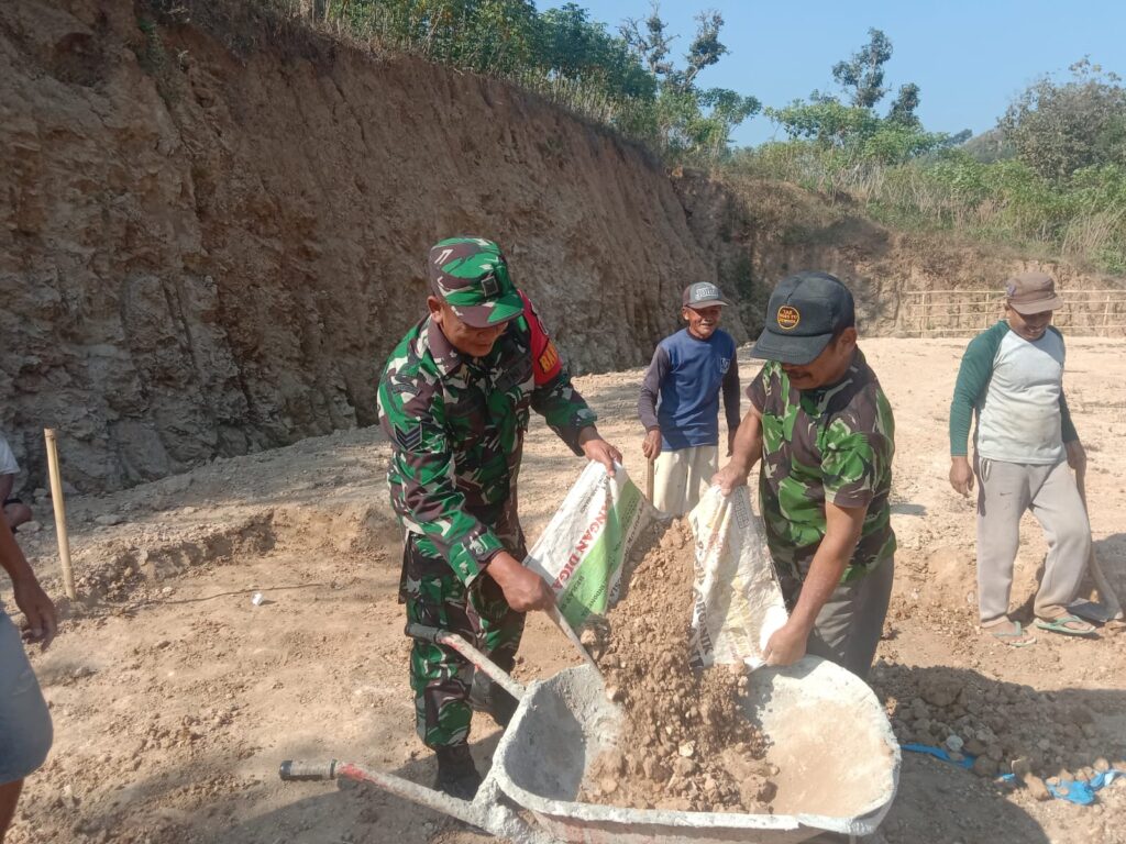 Babinsa Desa Durenan Gelar Karya Bhakti Pembuatan Lapangan Voli