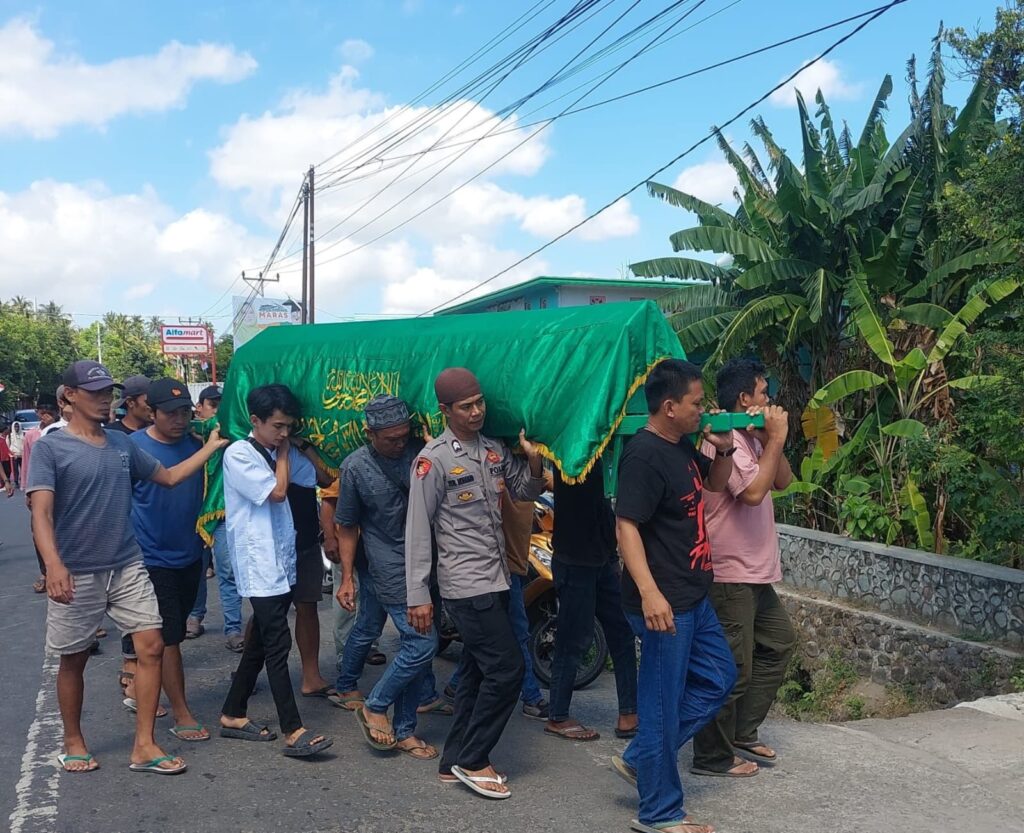 Polri Peduli Kedukaan, Polsek Plampang Bantu Pemakaman Warga