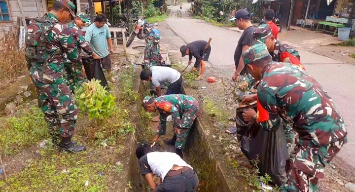 Jelang HUT ke-79 RI, Personil Koramil Sungai Pinang Gelar   Bersih-Bersih Lingkungan Bersama Warga