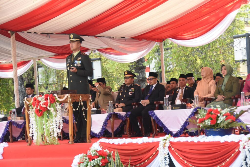 Upacara Penurunan Bendera HUT RI ke-79 di Barabai Berjalan Khidmat, Dandim HST Bertindak Sebagai Inspektur Upacara