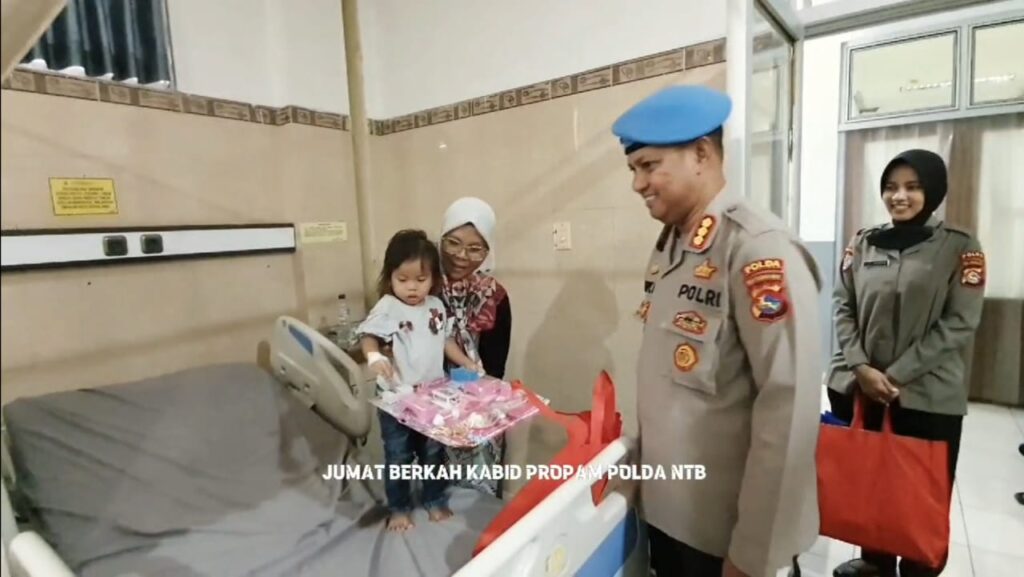 Jelang HUT RI ke-79, Kabid Propam Polda NTB Gelar Jumat Berkah di RSUD Mataram