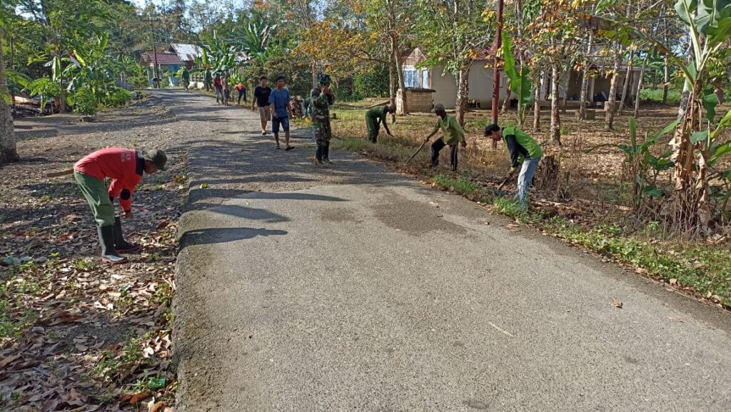 Masuk Peralihan Musim Kemarau ” Personil TNI Koramil Simpang Empat Ajak Warga Bersihkan Lingkungan 