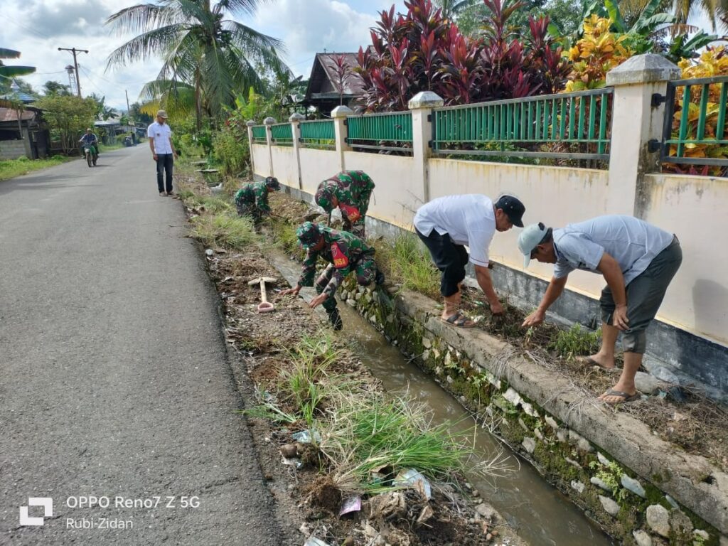 TNI Bersatu dengan Rakyat, Bersihkan Lingkungan di Desa Birayang Surapati