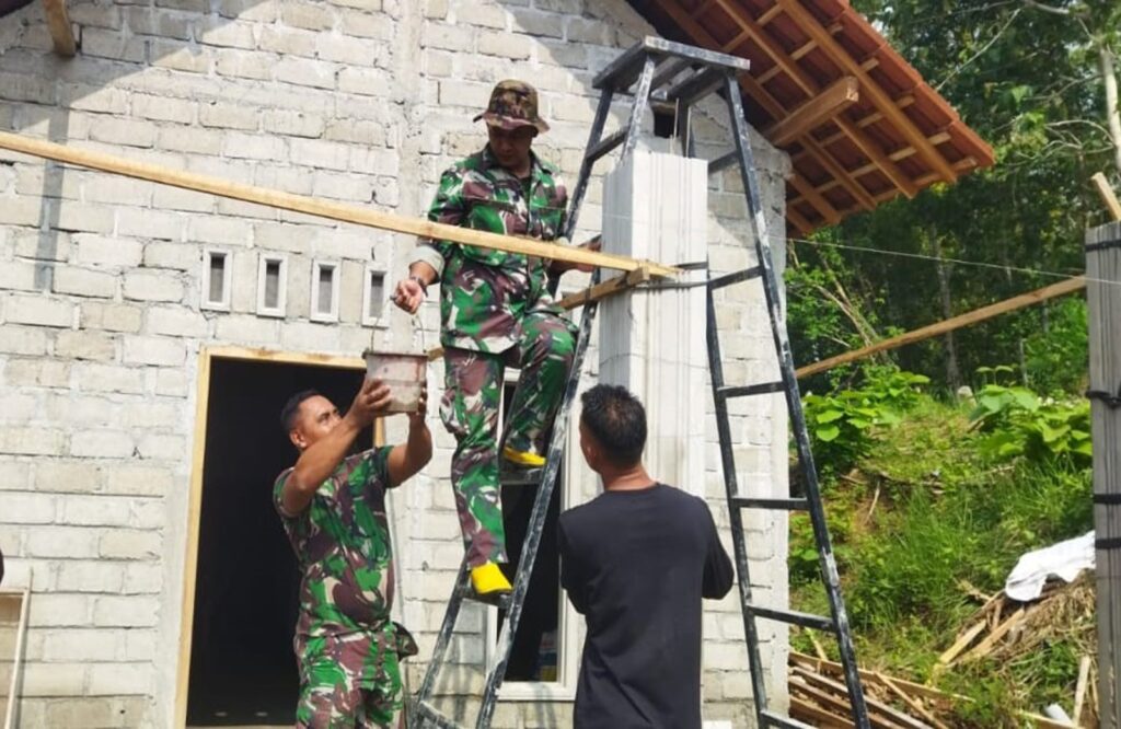 Tak Kenal Lelah, Babinsa Koramil Gandusari Bantu Bangun Rumah Warga Binaannya