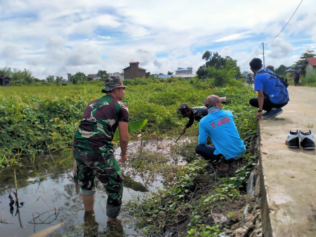 Masuk Peralihan Musim Kemarau ” Babinsa Paminggir Koramil Danau Panggang Ajak Warga Bersihkan Lingkungan 