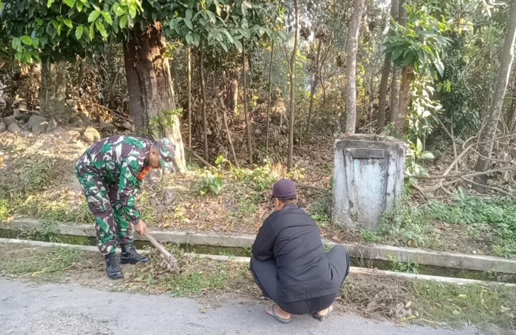 Percantik Lingkungan, Serda Adi Saroso Dan Warga Desa Bakung Laksanakan Kerja Bakti Bersama