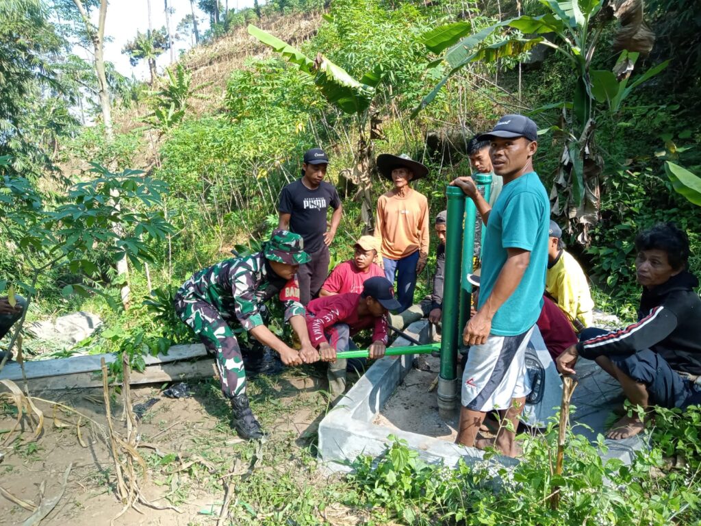 TNI, Tim dan Warga Dukuh Cibatur Bergotong-royong Pasang HDPE Pompa Hidran TNI Manunggal Air 