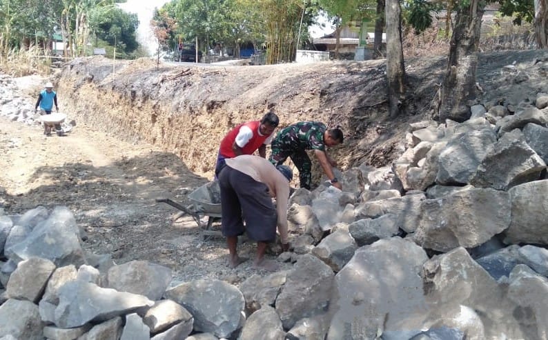 Babinsa Desa Jeruk Laksanakan Karya Bhakti Pembangunan Tanggul Jalan