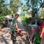 Babinsa Desa Prambon Laksanakan Karya Bhakti Pemasangan Lampu Jalan untuk Keamanan Wilayah