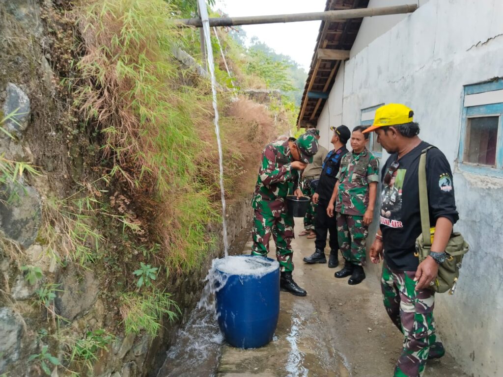 Pastikan Air Bersih : Dandim Brebes Cek Sumur Resapan Untuk Warga Ciomas Bantarkawunggai Ciraja