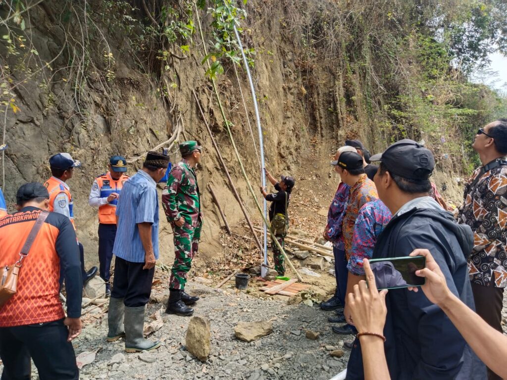 Pastikan Air Bersih : Dandim Brebes Cek Sumur Resapan Untuk Warga Ciomas Bantarkawunggai Ciraja