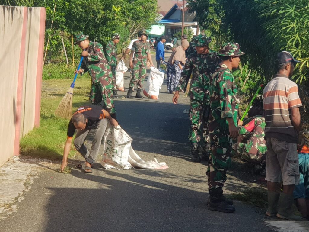 Hindari Wabah Penyakit Dan Banjir ” Bersama Petugas DLH, Jajaran Koramil Banjarbaru Aksi Bersih Lingkunga