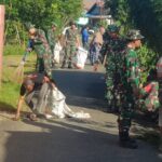 Hindari Wabah Penyakit Dan Banjir ” Bersama Petugas DLH, Jajaran Koramil Banjarbaru Aksi Bersih Lingkunga