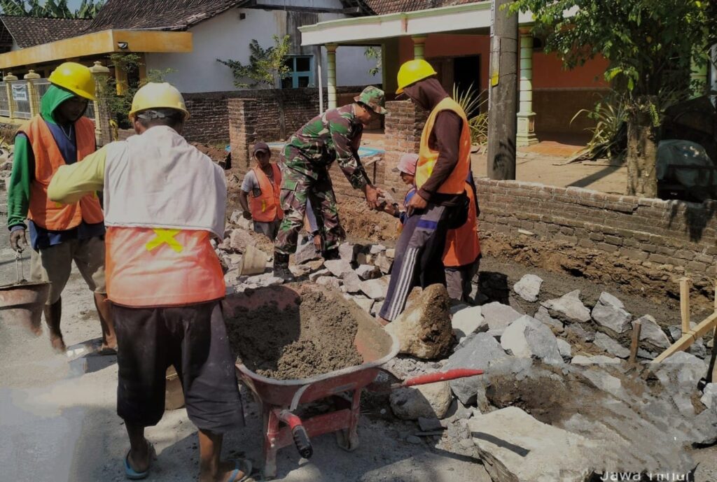 Kerja Bakti, Babinsa Bersama Warga Perbaiki Saluran Drainase di Desa Sidorejo