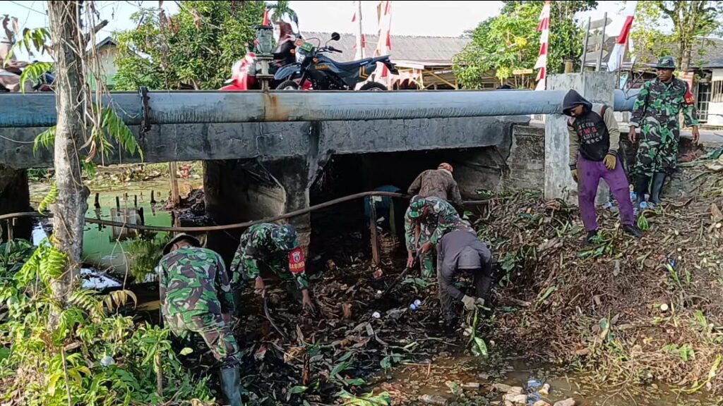 Terjun Langsung Ke Sungai ” Babinsa Koramil Gambut Bersih Saluran Sungai Sampah Dan Ranting Semak Belukar 