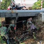 Terjun Langsung Ke Sungai ” Babinsa Koramil Gambut Bersih Saluran Sungai Sampah Dan Ranting Semak Belukar 