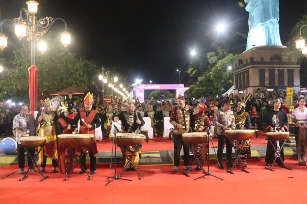 Kasdim Madiun Hadiri Madiun Night Carnival untuk Memperingati Hari Kemerdekaan RI ke-79.