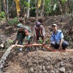 Dukung Program Pompanisasi, Serda Dharlis Bantu Petani Mengairi Sawah