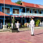 Komandan Kodim 1015/Sampit Pimpin Upacara Bendera di SMA Negeri 1 Sampit