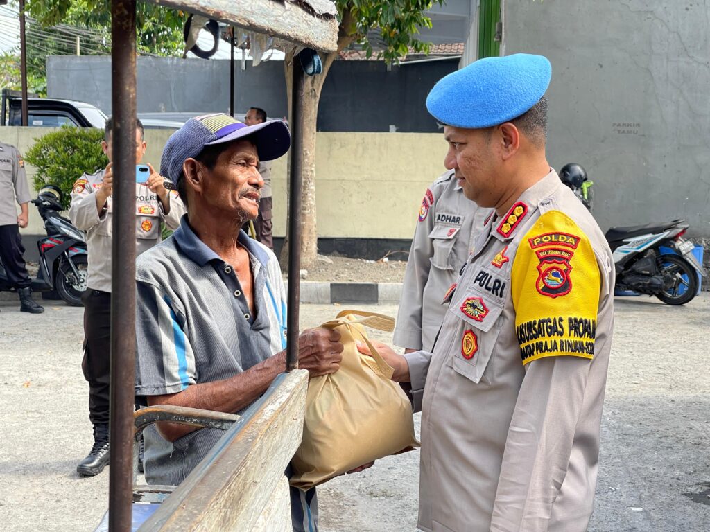 Bantuan Program Cooling System Propam Polda NTB Sasar Kusir Cidomo di Mataram