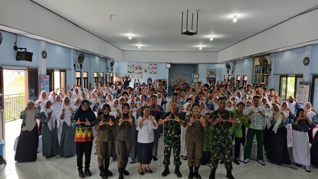 Peduli Dunia Pendidikan,Kodim 1015/Sampit Bersama Satpol PP Kab.Kotim Berikan Sosialisasi Wasbang Dan pencegahan kenakalan remaja melalui program “Pacar Genit” 