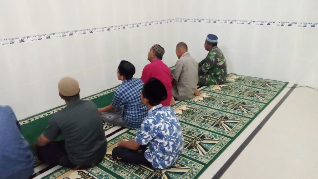 Manunggal Dengan Rakyat Dituangkan Oleh Anggota Koramil 09/ST Melalui Manunggal Subuh Berjamaah Di Masjid Al – Mutaqin