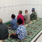 Manunggal Dengan Rakyat Dituangkan Oleh Anggota Koramil 09/ST Melalui Manunggal Subuh Berjamaah Di Masjid Al – Mutaqin