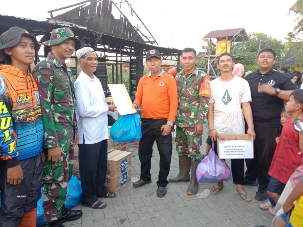 Babinsa Kodim 1006/Banjar Dampingi BPBD Banjar Serahkan Langsung Bantuan Logistik Warga Musibah Kebakaran 