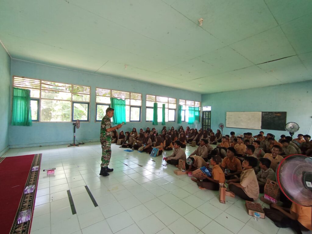 Cegah Bullying, Babinsa Koramil 08/LAU Sosialisasi Kepada Siswa SMP 13 HST