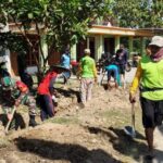 Mencegah Banjir, Babinsa Kedungjati Bersama Warga Bergotong Royong Bersihkan Parit.