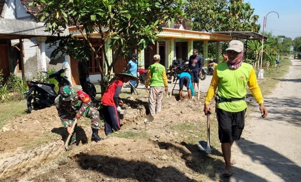 Mencegah Banjir, Babinsa Kedungjati Bersama Warga Bergotong Royong Bersihkan Parit.