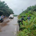 Ciptakan Lingkungan Sehat, Babinsa 1015-07/Parenggean Bersama Warga Bersihkan Jalan Poros Desa Karang Tunggal 