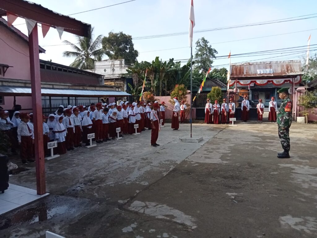 Babinsa Koramil 1002-08/Labuan Amas Utara Tanamkan Cinta Tanah Air di SDN 1 Pamangkih