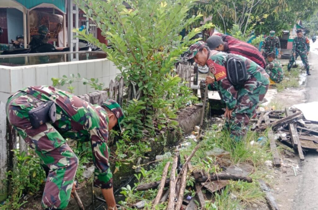 Cegah Banjir : Koramil Haruyan bersama Warga Gotong Royong Bersihkan Selokan di Desa