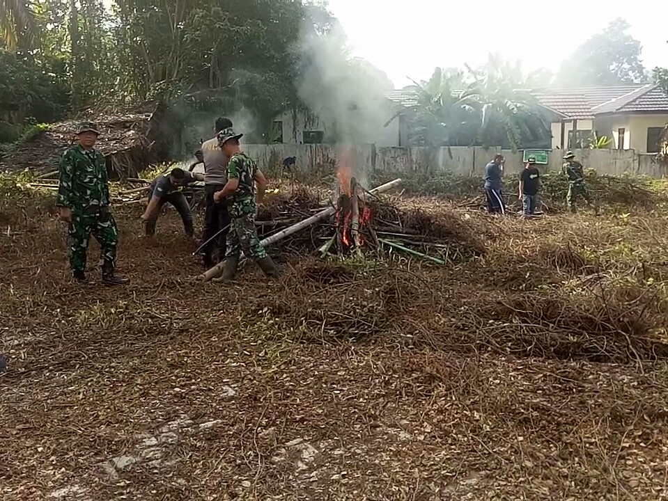 Koramil Juai Ajak Warga Gotong Royong Bersihkan Lingkungan 