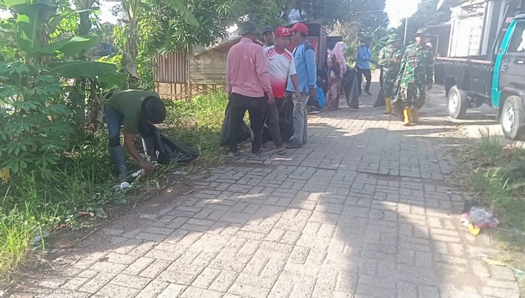 Jaga Kebersihan Lingkungan Dengan Aksi Pungut Sampah  Ini Yang Dilakukan Babinsa Bersama Bank Sampah 