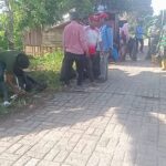 Jaga Kebersihan Lingkungan Dengan Aksi Pungut Sampah  Ini Yang Dilakukan Babinsa Bersama Bank Sampah 