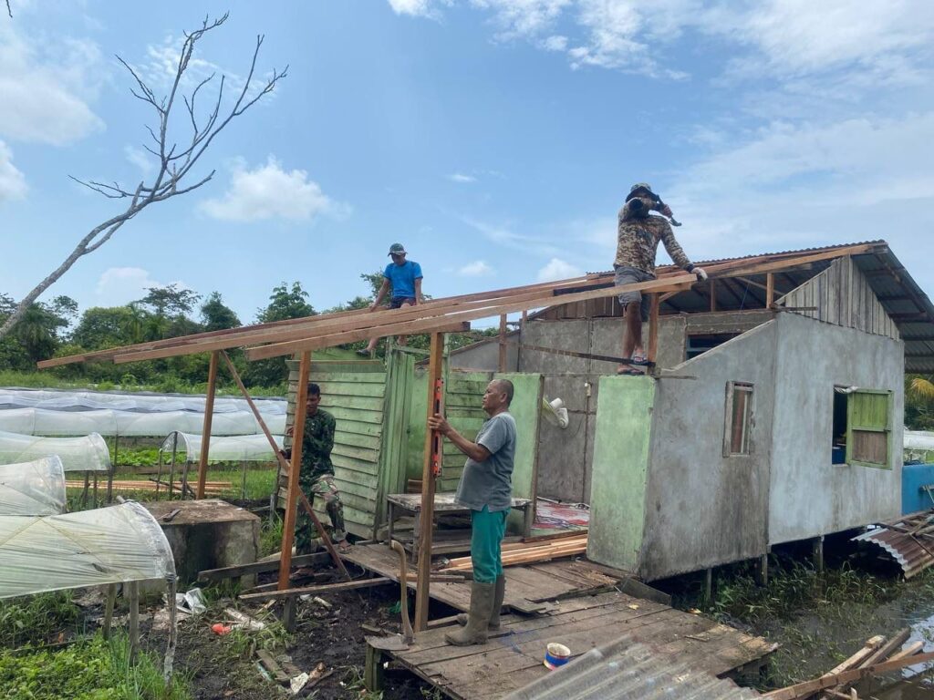 Rehap Rumah Pak Anton Siregar, Kodim 1203/Ktp Gelar Karya Bakti TNI Tahun 2024.