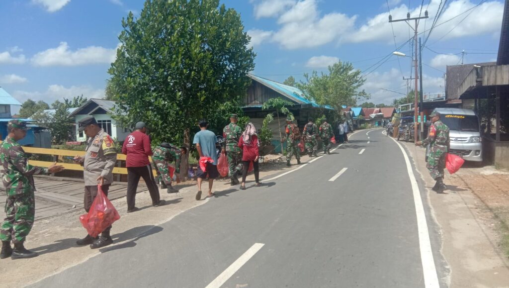 Sosialisasi Pilah Sampah Bernilai Ekonomis Untungkan Bagi Masyarakat ” Ini Kata Babinsa Desa Akar Bagantung 