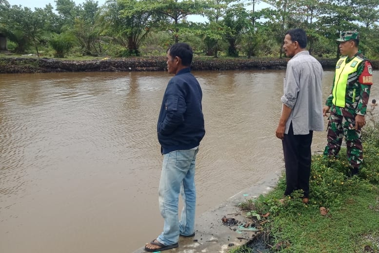 Babinsa Koramil 07/Johan Pahlawan Kroscek Volume Air Sungai Cegah Dini Bencana Alam Banjir