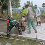 Karya Bakti, Babinsa Desa Joho Bantu Warga Pengecoran Jalan