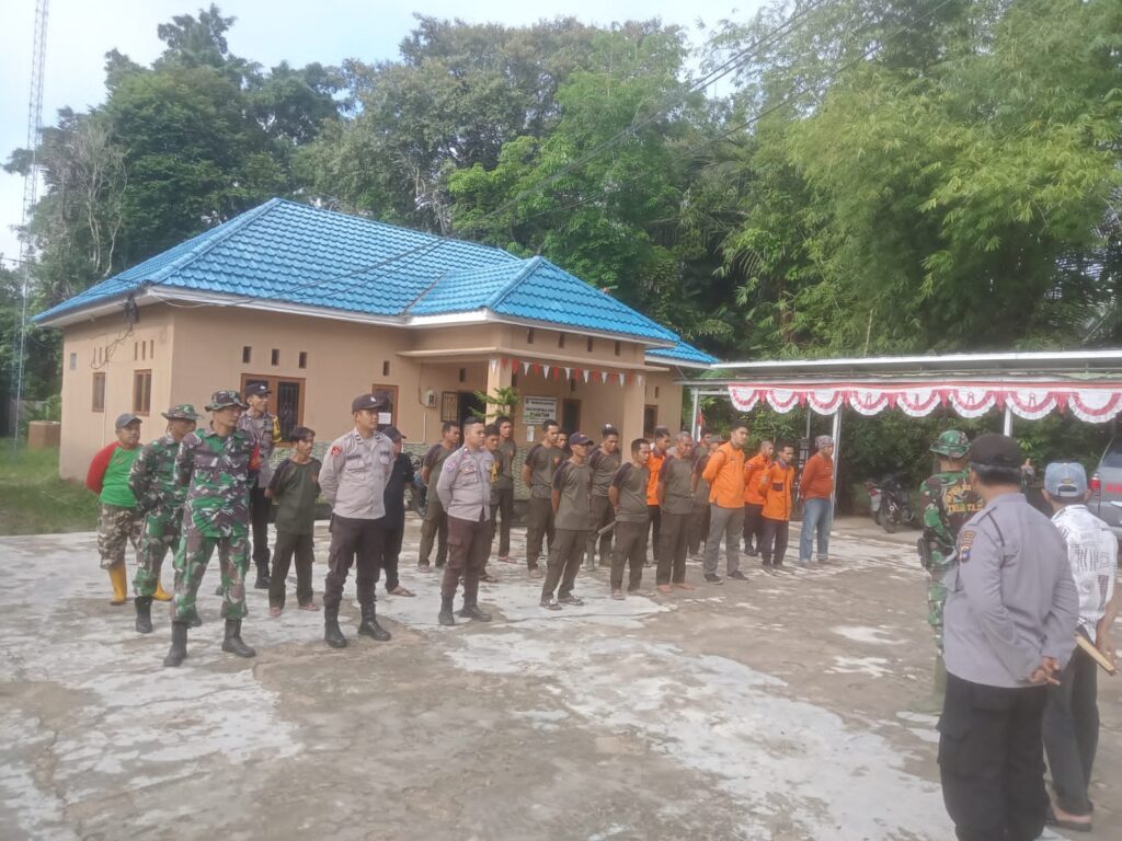 Dengan Semangat Gotong Royong, Babinsa Koramil Lampihong Gelar Pembersihan Lingkungan